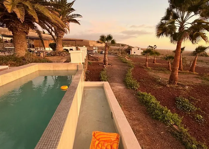 The Tree House Surf Camp 호스텔 *