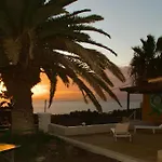 Хостел The Tree House Surf Camp