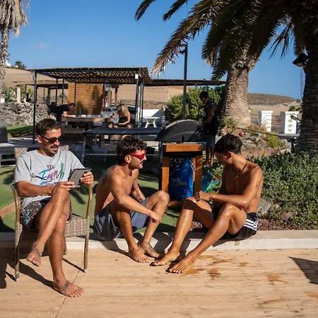 The Tree House Surf Camp 阿德耶