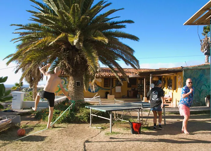 Vandrerhjem The Tree House Surf Camp *